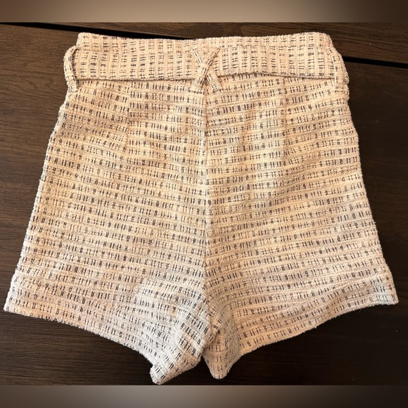 Size small shorts - Picture 2 of 4